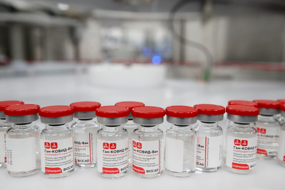 Frascos com doses da vacina Sputnik V — Foto: Anton Vaganov/Reuters