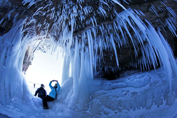 Frio intenso deixa cavernas nos EUA revestidas de formações de gelo