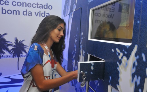 Marina Moshen recarrega o celular nas estações do Banco do Brasil 