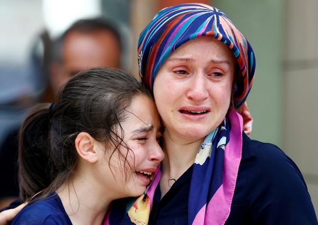 Mulher e filha se desesperam no necrotério de Istambul após confirmação de morte de parente (Foto: Osman Orsal/Reuters)