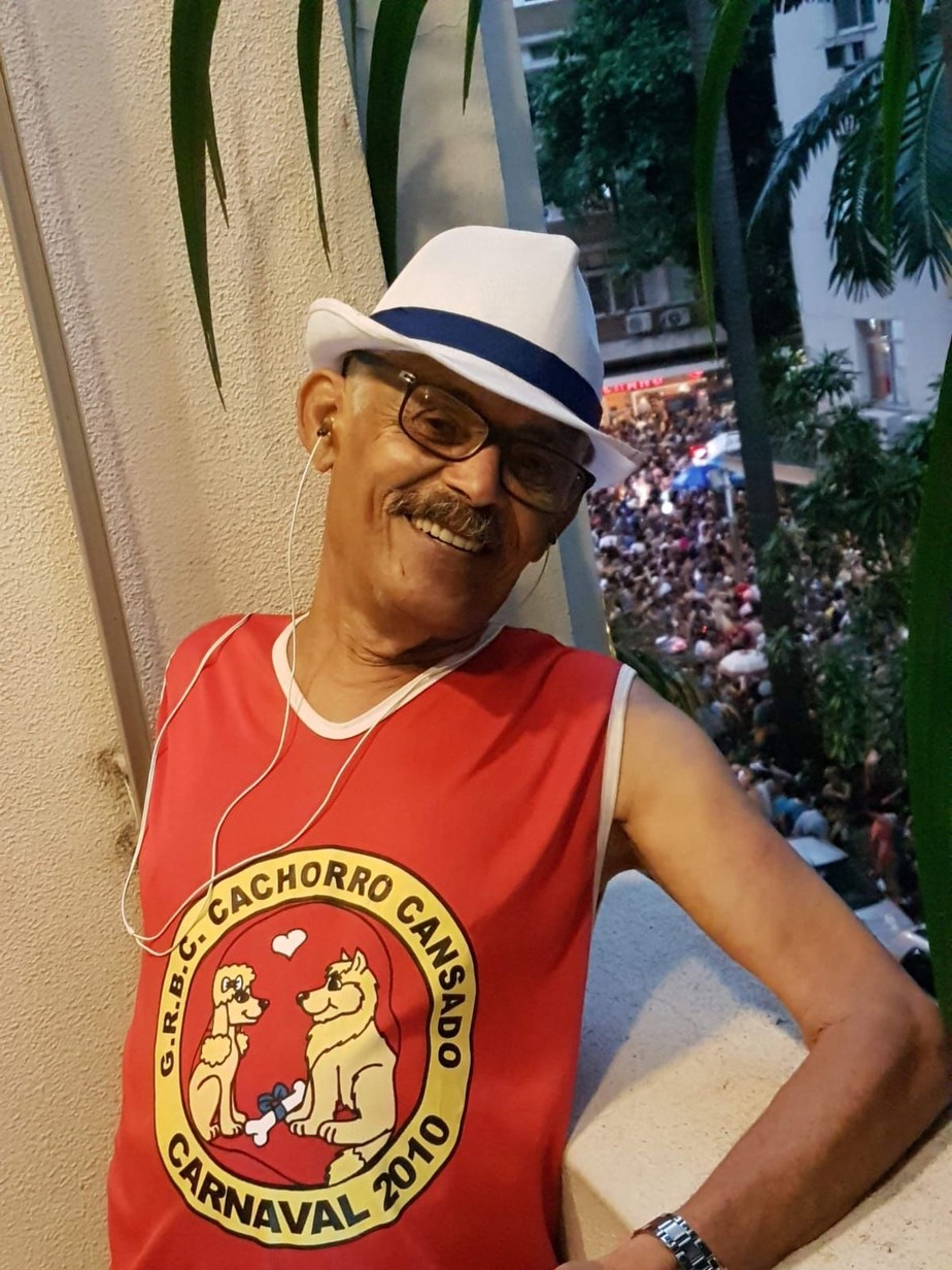 O militar aposentado José Alves Simão, de 82 anos, após ficar com a mão presa e ser arrastado por um vagão de metrô no Rio