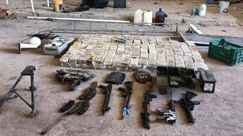 O Exército anunciou ter apreendido armas pesadas e drogas em Michoacán (Foto: Sedena via BBC News)