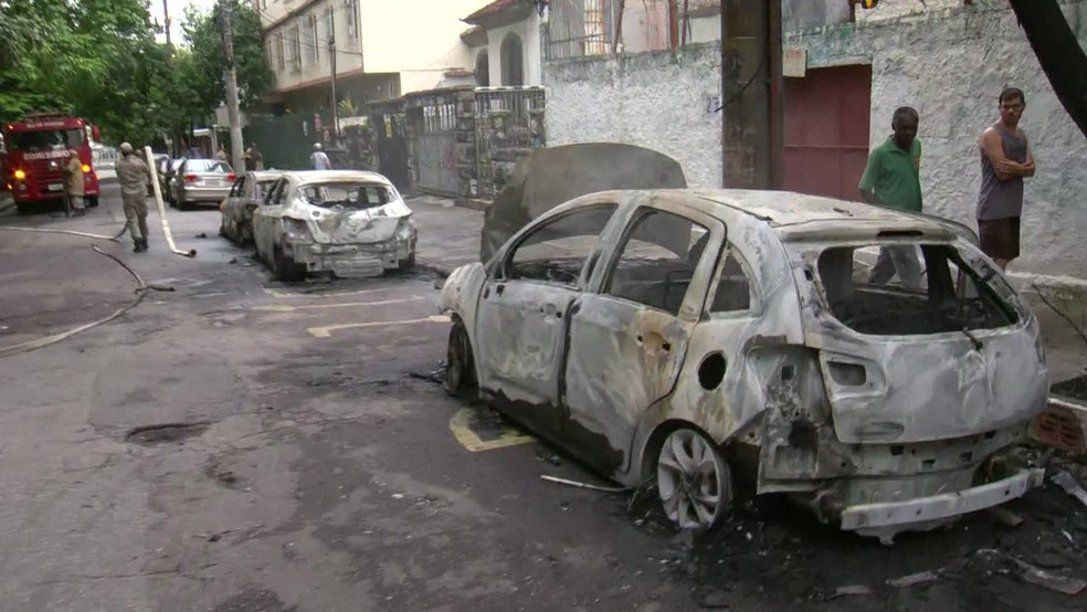 Chamas em carros incendiados já tinham sido combatidas por volta das 6h — Foto: Reprodução / TV Globo