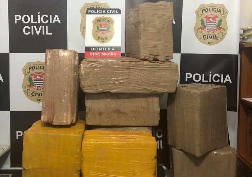 Idoso de 70 anos foi preso com tijolos de maconha em Marília  — Foto: Polícia Civil/ Divulgação