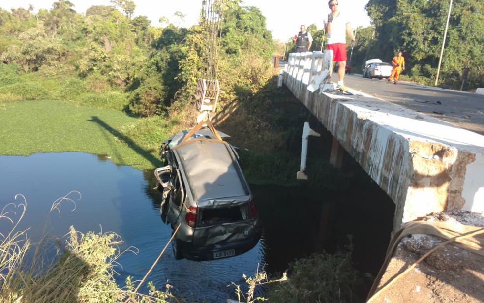 Militares do Corpo de Bombeiros resgatam carro que caiu de ponte em córrego de Planaltina (Foto: CBMDF/Divulgação)
