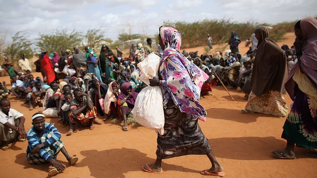 Mulher carrega sacola no Quênia (Foto: Oli Scarff/Getty Images)