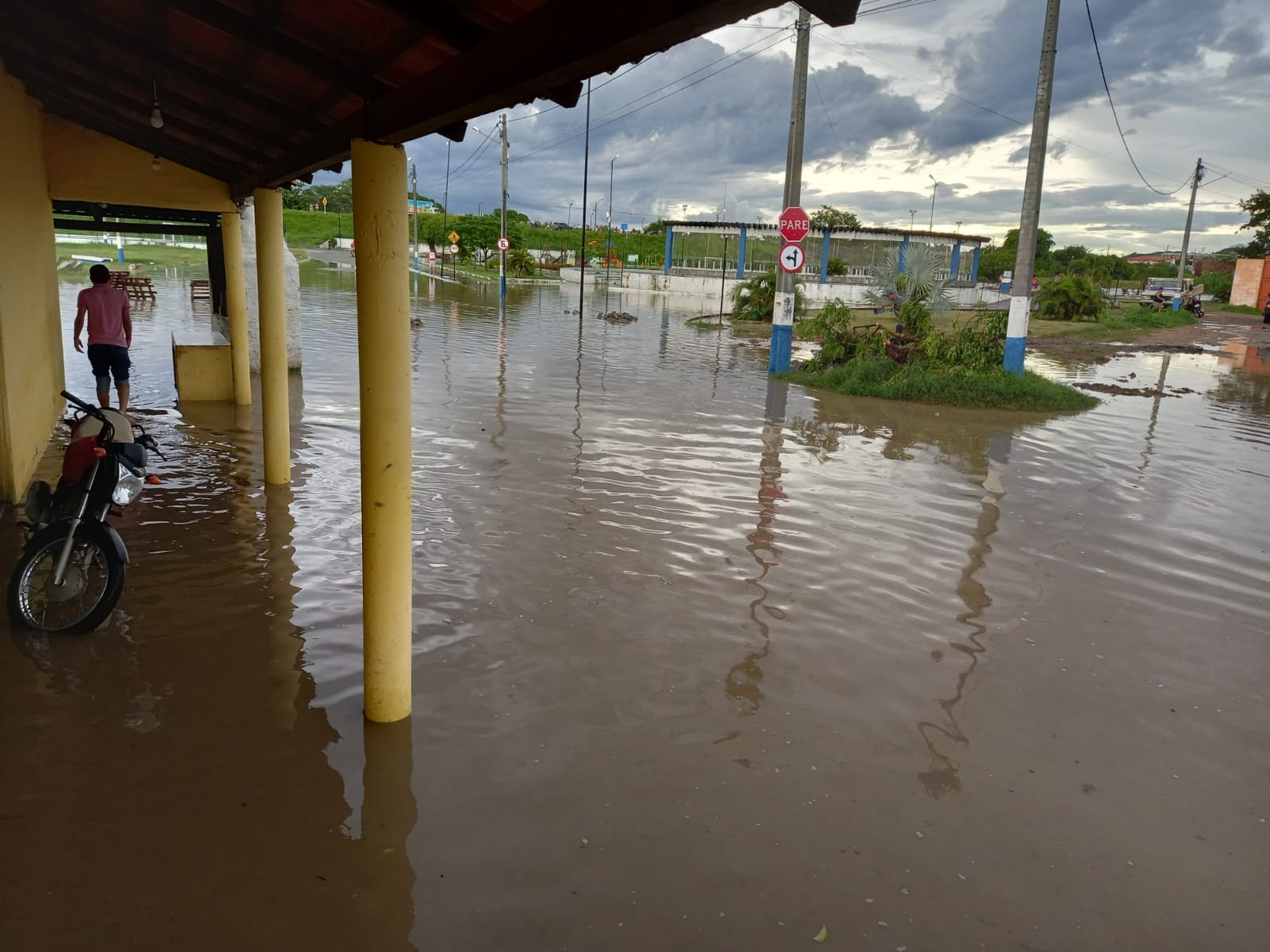 Chuva alaga ruas e praça e invade casas e comércios em Lavras da Mangabeira, no Ceará