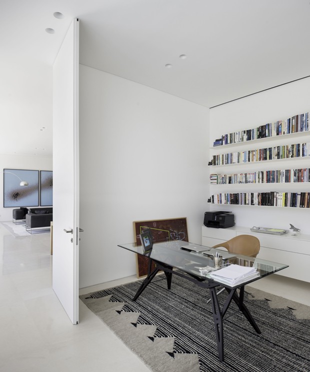 Casa de concreto em Israel camufla segundo andar com estética minimalista (Foto: Omri Amsalem/Divulgação)