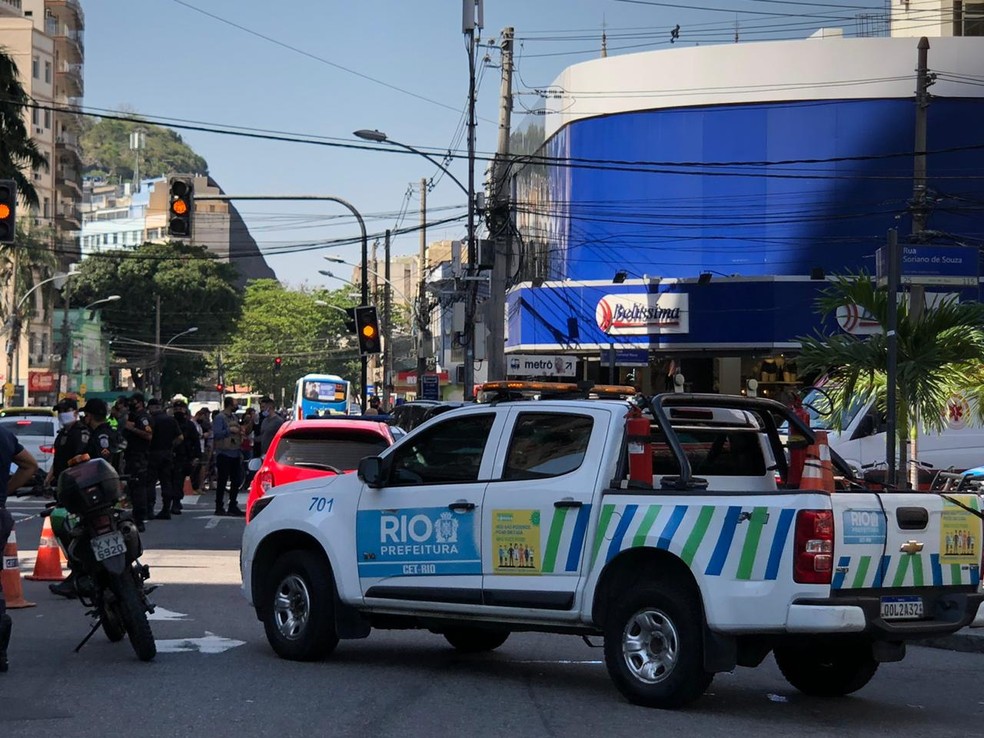 General Roca é uma das ruas mais movimentadas da Tijuca; local foi cercado pela polícia — Foto: Henrique Coelho/G1 Rio