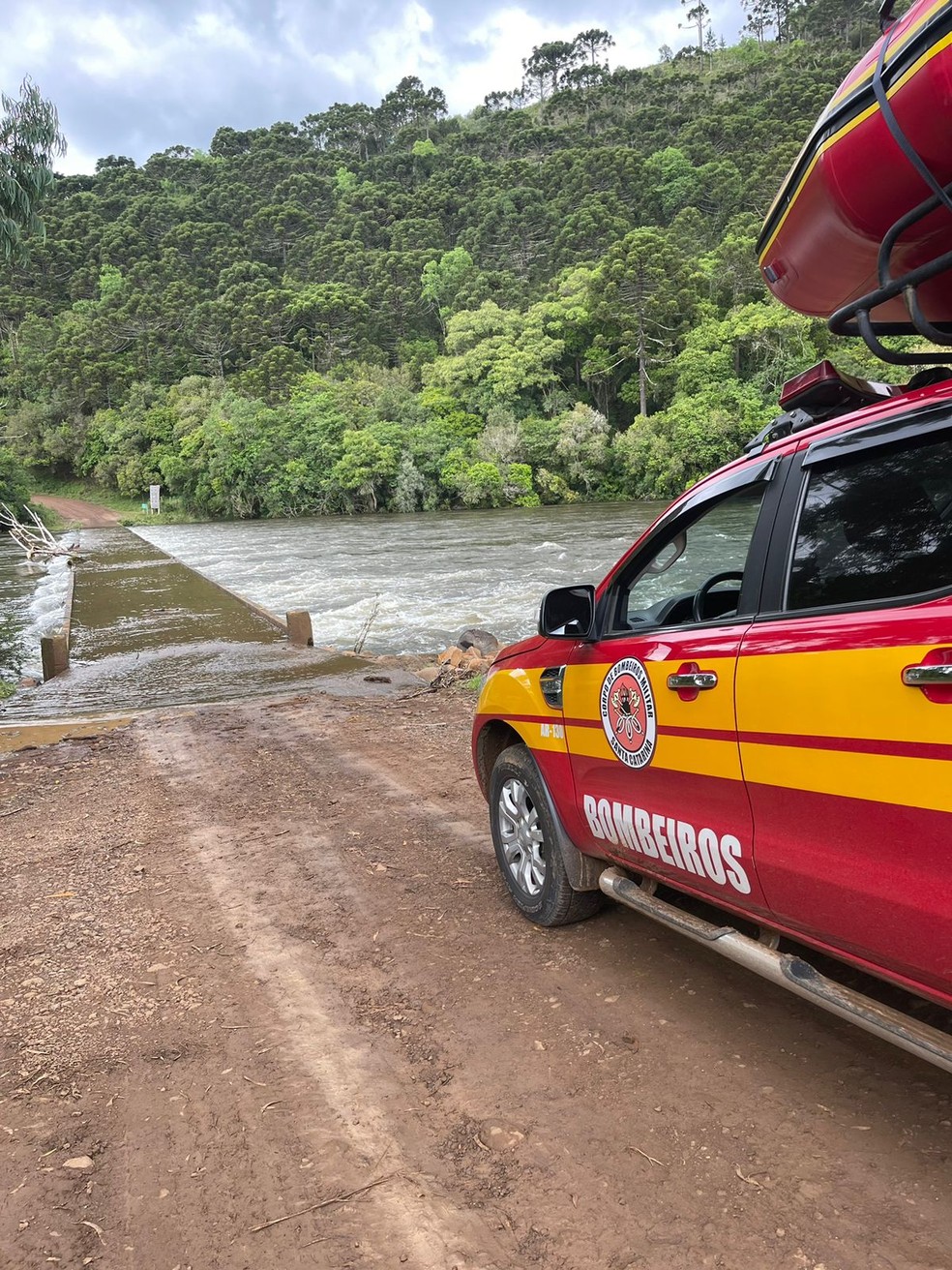 Homem desapareceu ao tentar atravessar ponte na divisa entre SC e RS — Foto: Corpo de Bombeiros de SC/Divulgação
