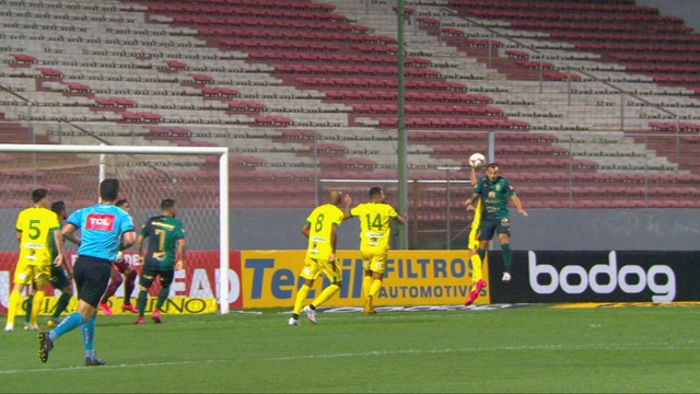 Bola na mão de Marlon, em pênalti marcado para o América