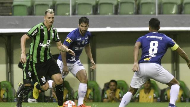 Marcelo Toscano e Lucas Silva disputam bola; AmÃ©rica-MG x Cruzeiro