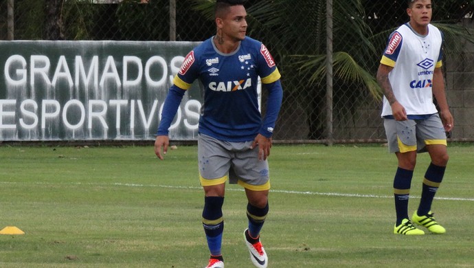 Com Sobis de volta, Mano espera por Edimar, e Bryan vira opção na lateral