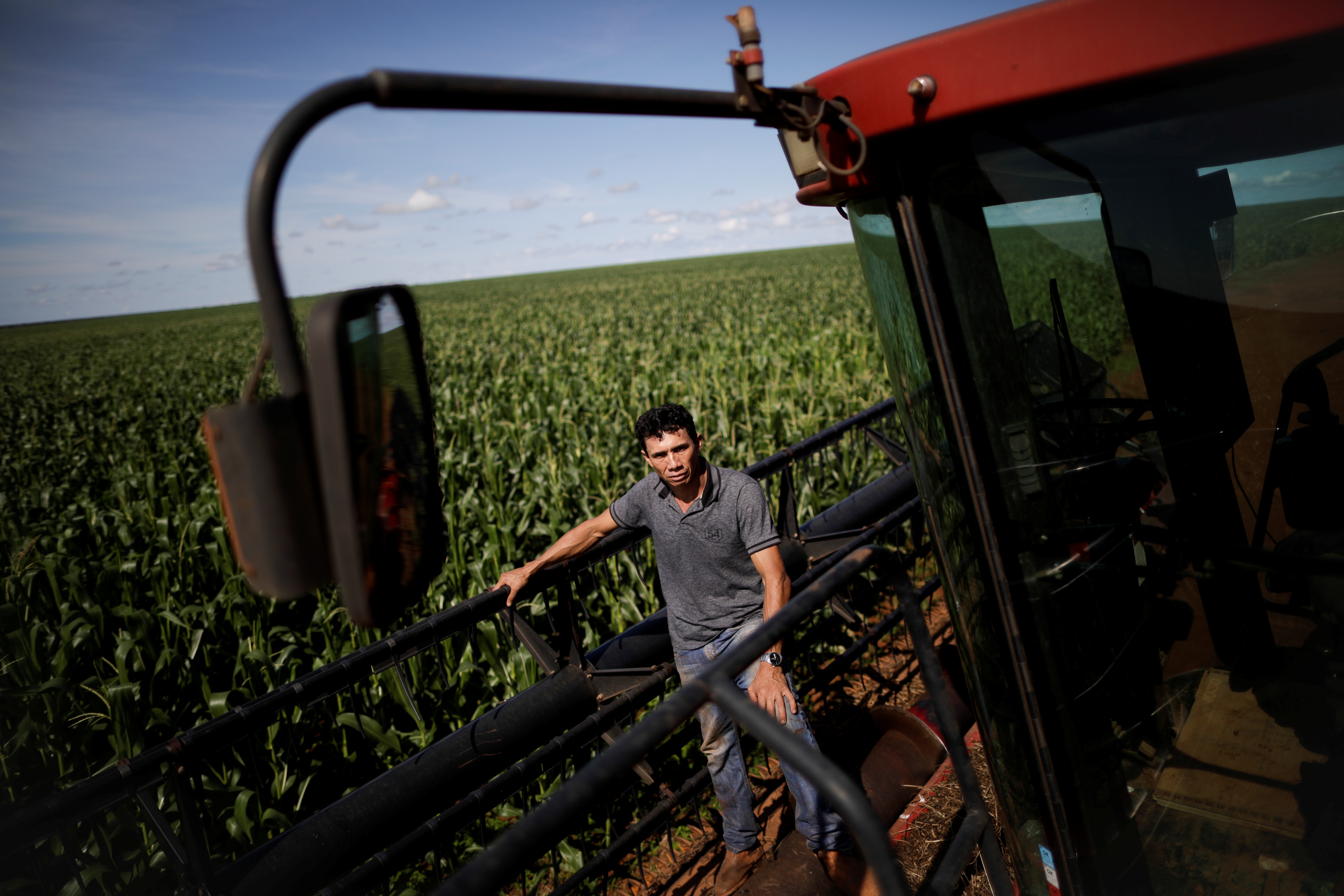 Produtor no meio de lavoura de milho (Foto: Ueslei Marcelino/Reuters)