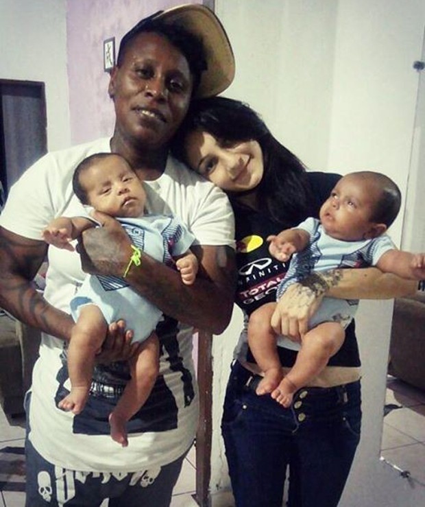 Pepê e Thalyta Santos com os gêmeos Enzo Fabiano e João Gael (Foto: Reprodução/Instagram)