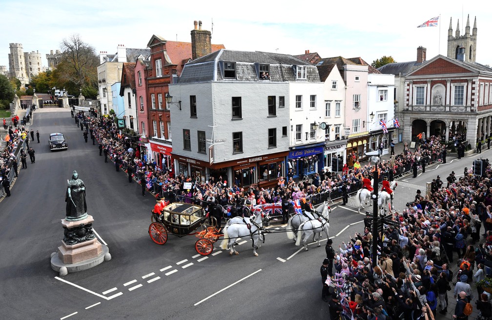 Princesa Eugenie e Jack Brooksbank desfilam em carruagem pelas ruas de Windsor, para cumprimentar súditos após casamento na Capela de São Jorge — Foto: Dylan Martinez/Reuters
