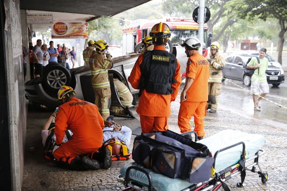 Bombeiros realizam atendimento após acidente na Asa Sul, em Brasília (Foto: Corpo de Bombeiros/Divulgação)