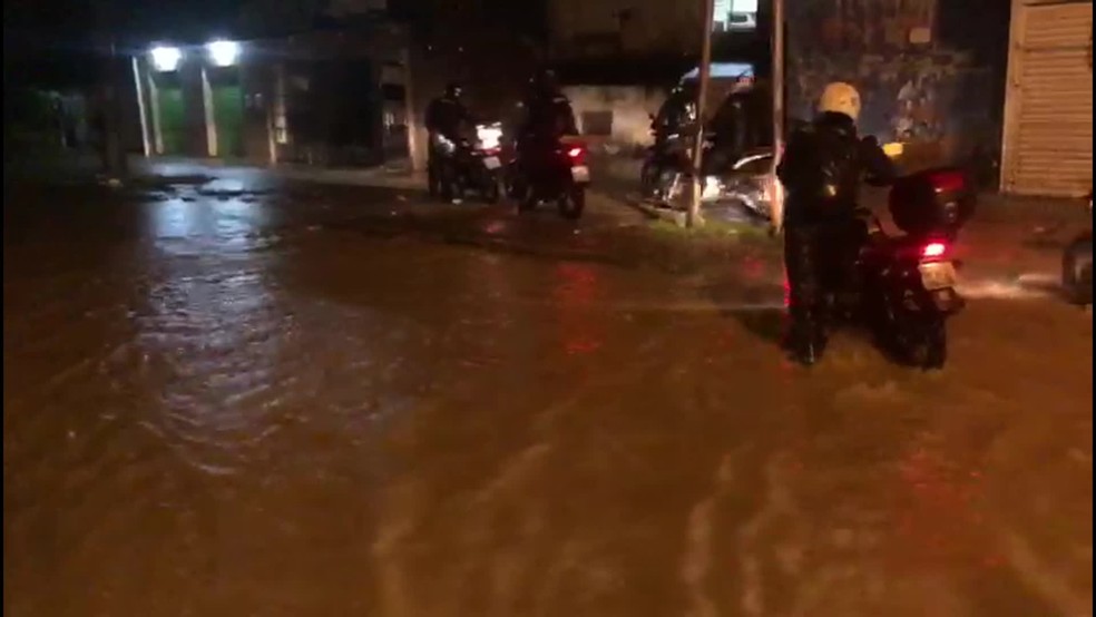 Chuva na Cidade Tabajara, em Olinda, impede trânsito de motoqueiros e veículos comuns — Foto: Reprodução/WhatsApp