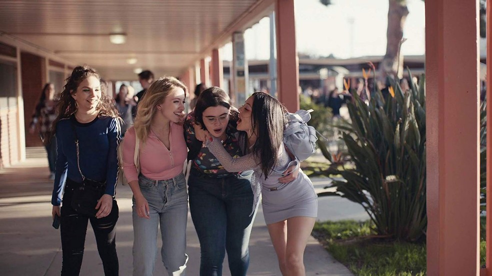 Cena da série 'Euphoria', que tem no elenco a atriz Barbie Ferreira (a terceira a partir da esquerda), filha de mãe brasileira — Foto: Divulgação