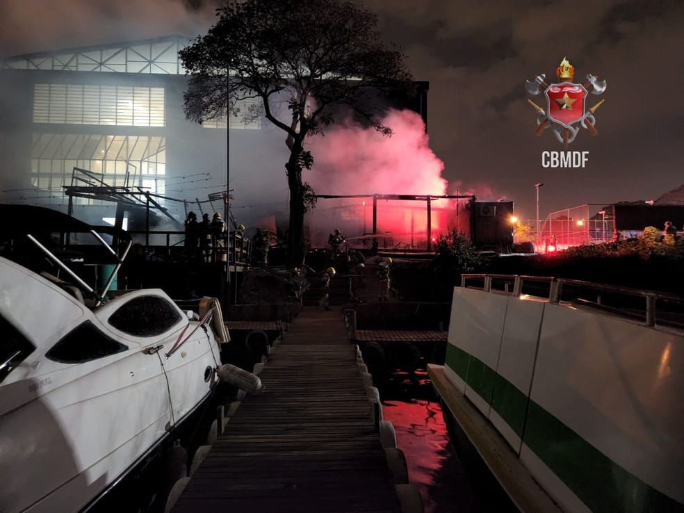 Incêndio em marina à beira do Lago Paranoá, em Brasília — Foto: Corpo de Bombeiros/Divulgação
