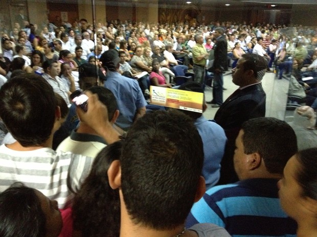 Manifestantes no prédio da Assembleia Legislativa de Roraima (Foto: Marcelo Marques/G1)