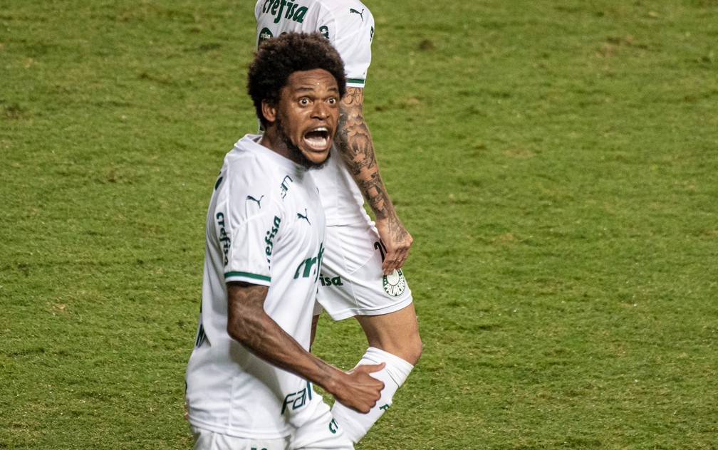 Luiz Adriano credita melhora e vitória do Palmeiras a mudanças de Abel no intervalo