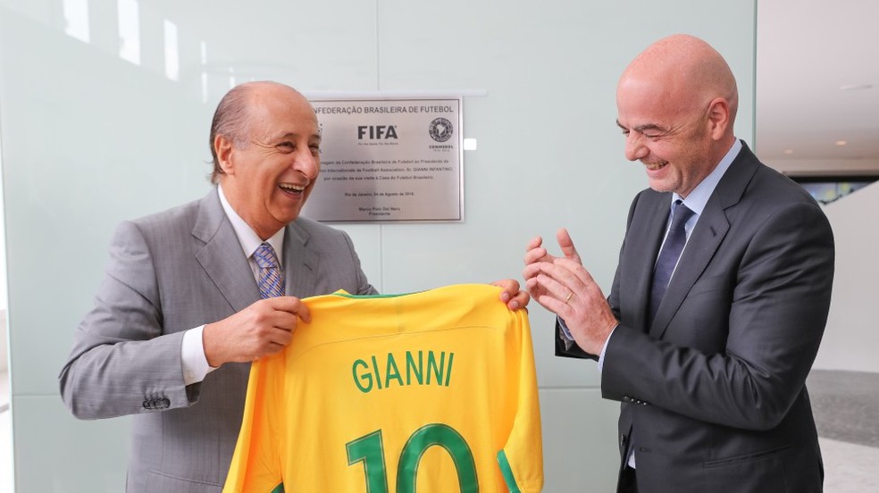 Del Nero e Gianni Infantino, presidente da Fifa, na sede da CBF em agosto de 2016 (Foto: Kin Saito/CBF)