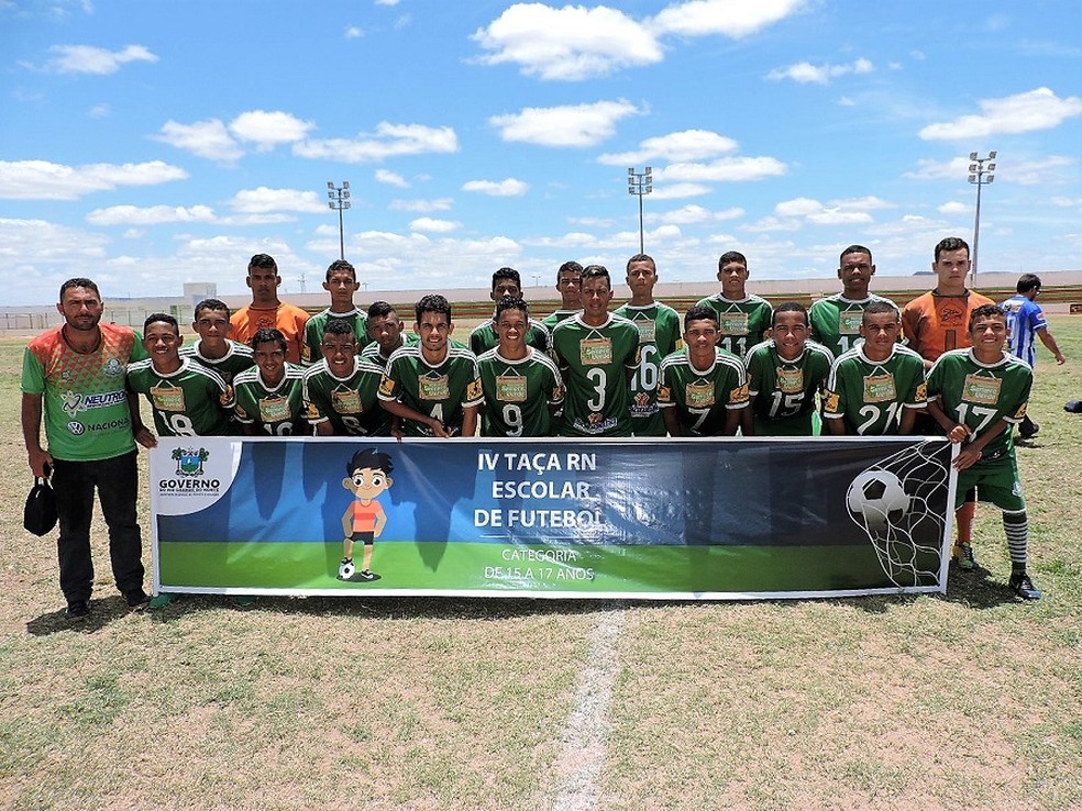 Goianinha festeja título da Taça RN Escolar de Futebol (Foto: Fábio Pacheco/SEEL)