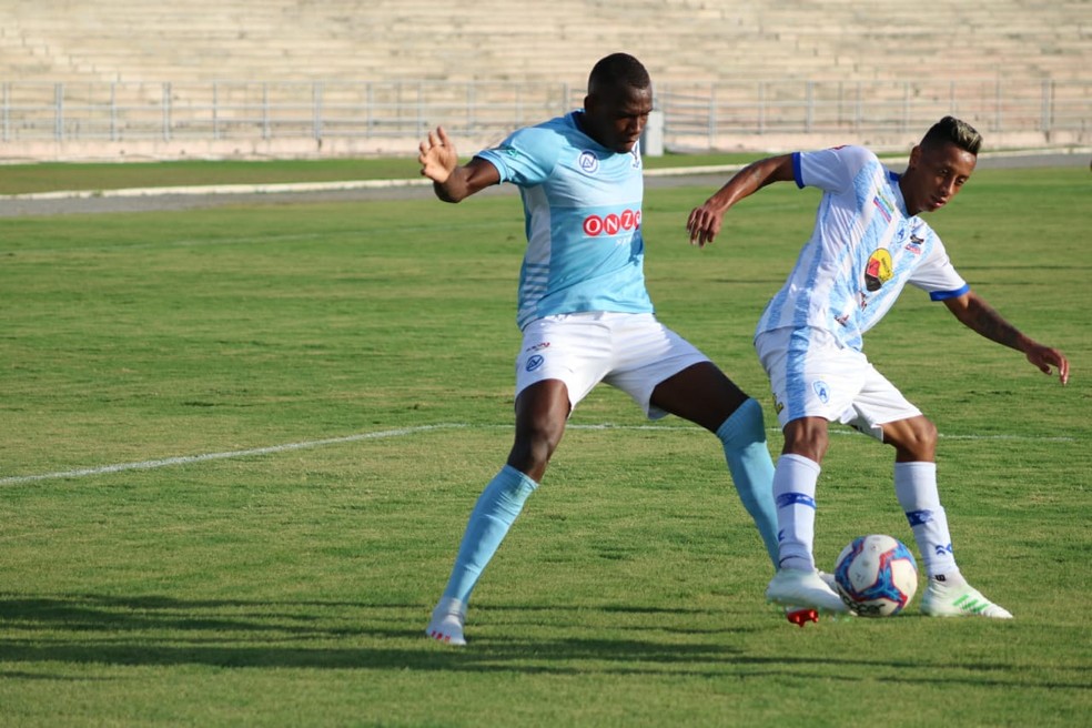 Águia e Trovão Azul se enfrentam no Estádio Amigão, em Campina Grande, em uma verdadeira batalha contra o rebaixamento — Foto: Ramon Smith / Perilima