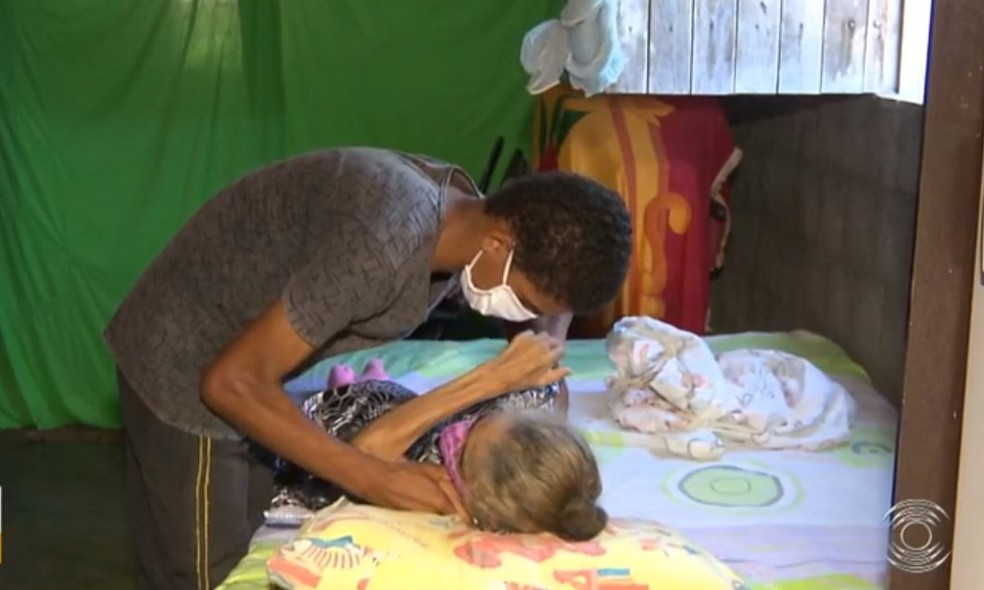 Jovem de 15 anos cuida de mãe e irmã doentes e sonha em ser advogado, na Paraíba — Foto: TV Paraíba/Reprodução
