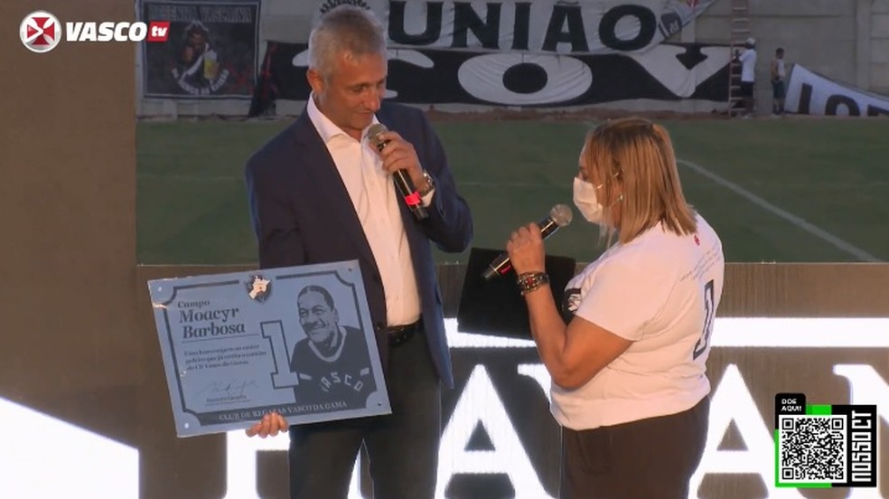 Campello entrega placa a filha de Barbosa — Foto: Reprodução