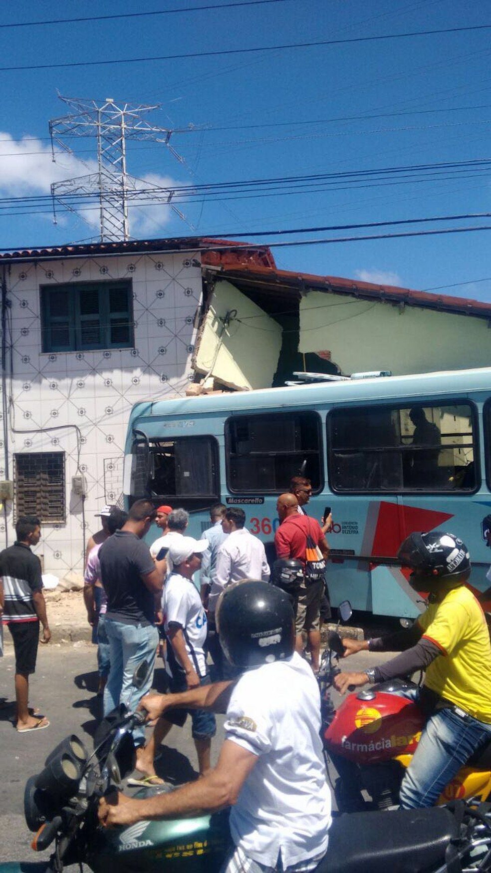 Ônibus invadiu duas casas no Bairro Antônio Bezerra (Foto: João Pedro Ribeiro/G1 CE)