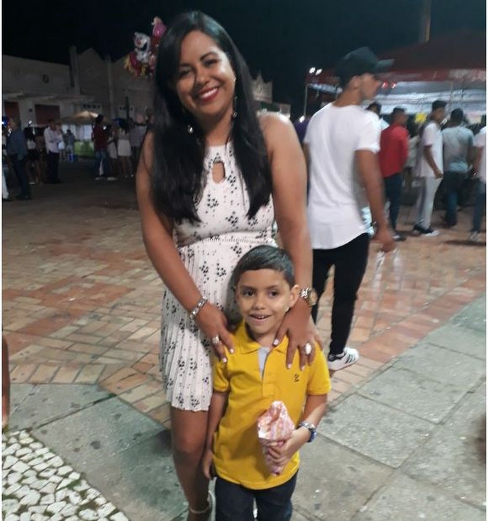Valéria Pereira foi com o filho até a Gameleira para esperar o ano novo (Foto: Aline Nascimento/G1)