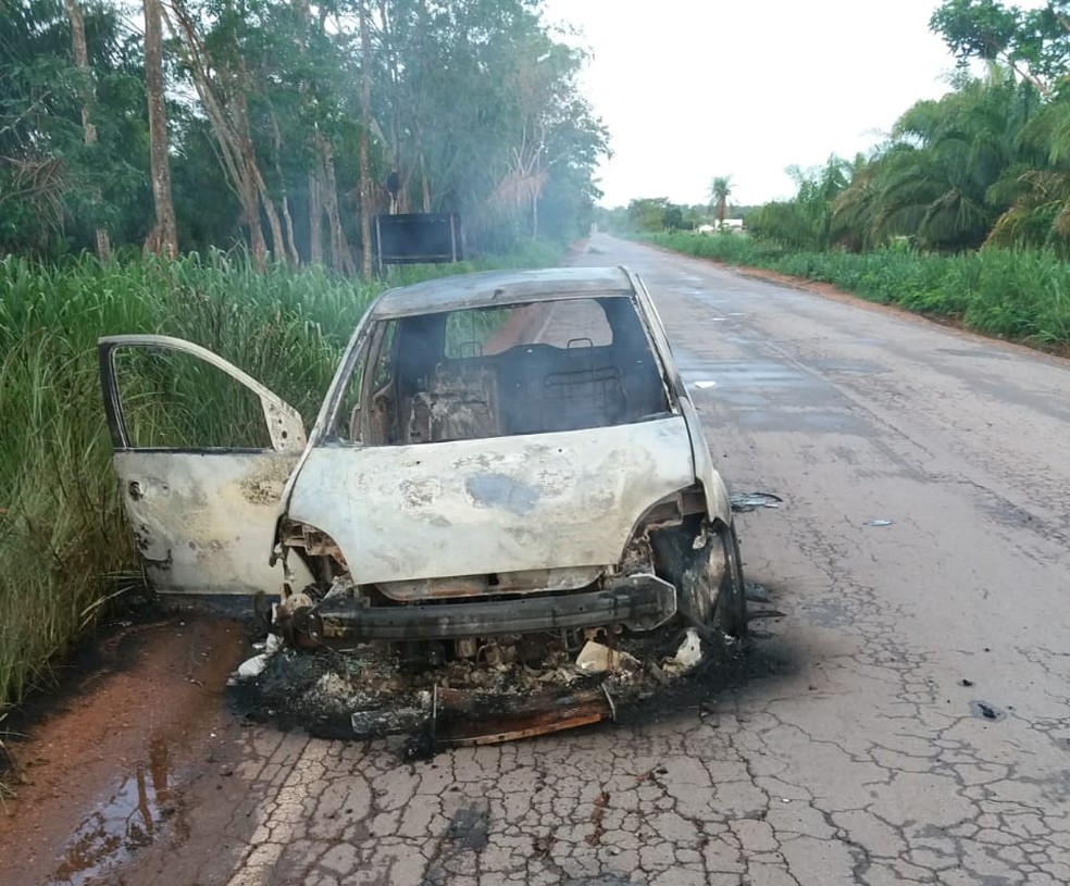 Carro foi encontrado abandonado e em chamas — Foto: Polícia Militar