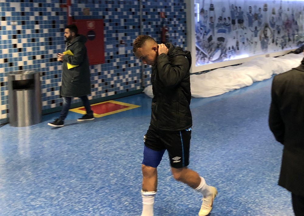 Substituído, Everton sente desconforto muscular e vira preocupação no Grêmio