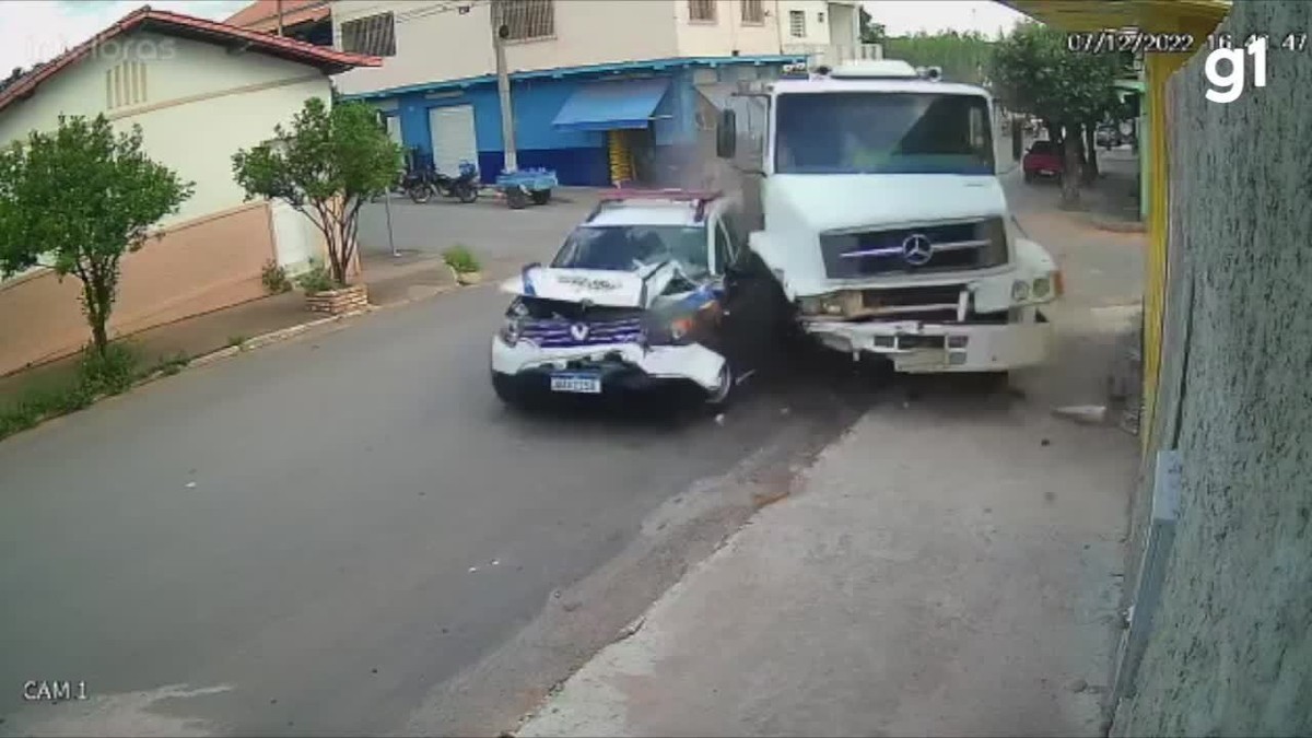 Viatura da PM bate em caminhão durante perseguição e dois militares ficam feridos; VEJA VÍDEO