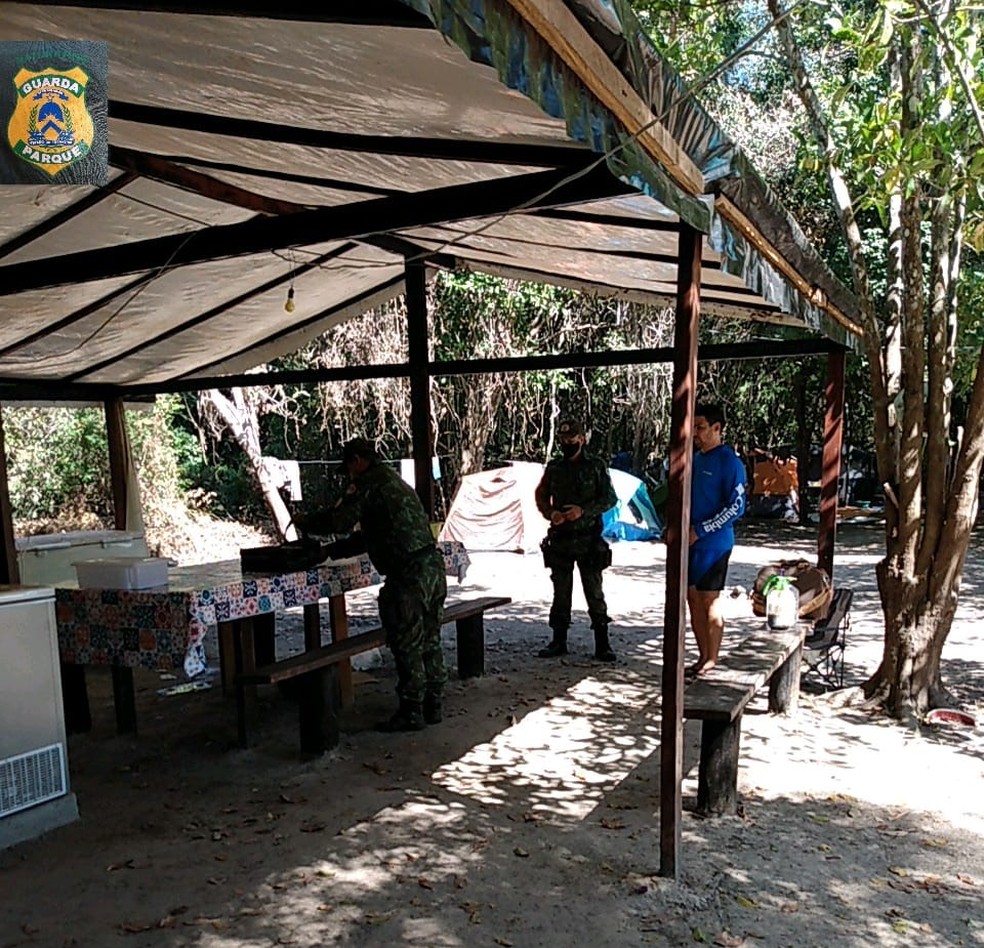 Família desobedeceu ordem para desmontar o acampamento — Foto: Naturatins/Divulgação