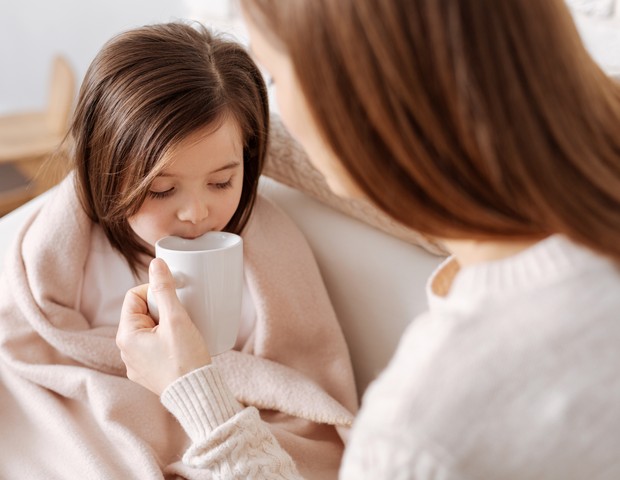 mãe; filha; chá; café; xícara; cobertor; gripe; resfriado (Foto: Thinkstock)