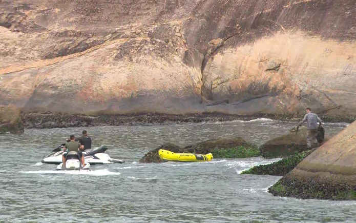 Polícia usa moto aquática para buscar bandidos no mar (Foto: Reprodução/TV Globo)