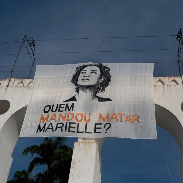 14 March 2019, Brazil, Rio de Janeiro: "Who commissioned the murder of Marielle?" says a poster at a rally one year after the murder of prominent city councillor Marielle Franco and her driver Anderson Gomes. The politician of the left party PSOL was shot (Foto: picture alliance via Getty Image)