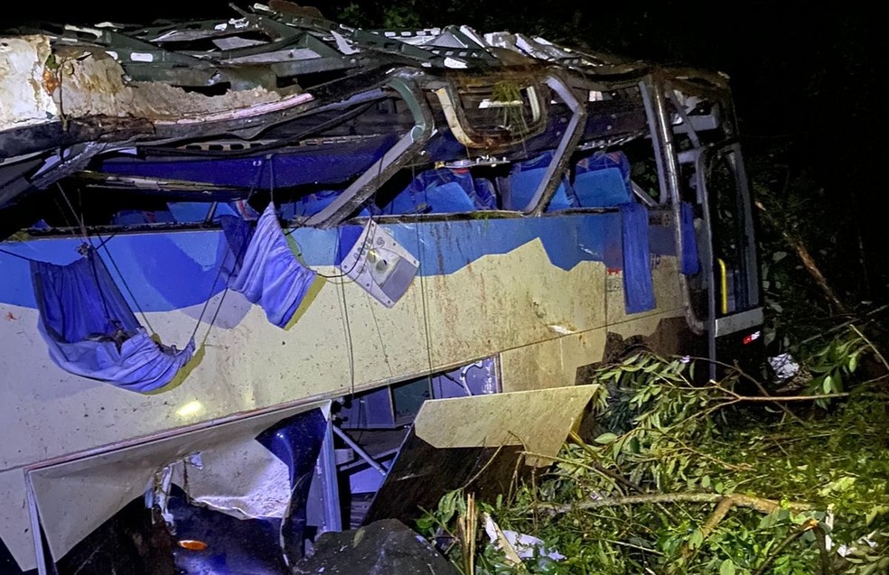 Segundo a polícia, ônibus capotou na PR-090 — Foto: PRE