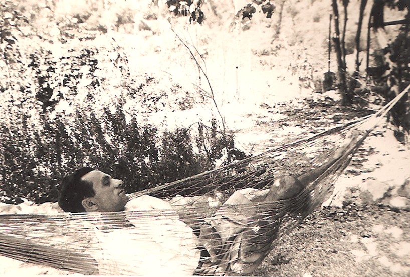 João Cabral descansa em rede na cidade de Marselha, na França, nos anos 50