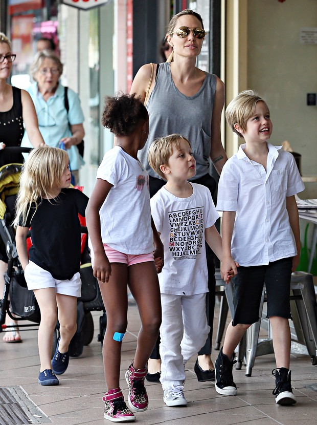 Angelina Jolie leva seus filhos a shopping na Austrália ...