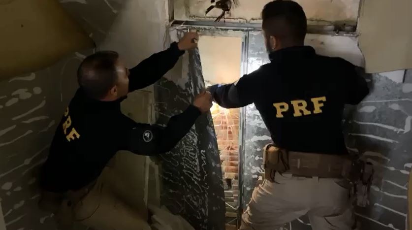 PRF apreende carga com 266 quilos de pasta-base de cocaína dentro de fundo falso de caminhão em SC