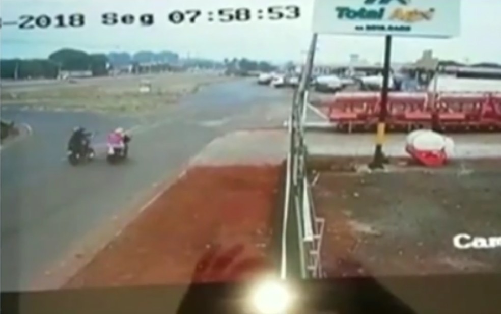 Homens em moto atiram contra funcionária de motel e mototaxista — Foto: Reprodução/TV Anhanguera