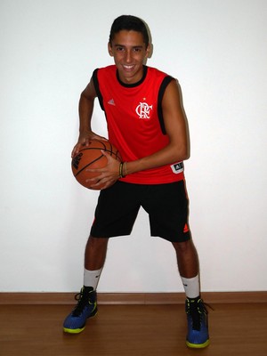 Hugo Andrade inicia boa temporada no sub-15 de basquete do Flamengo