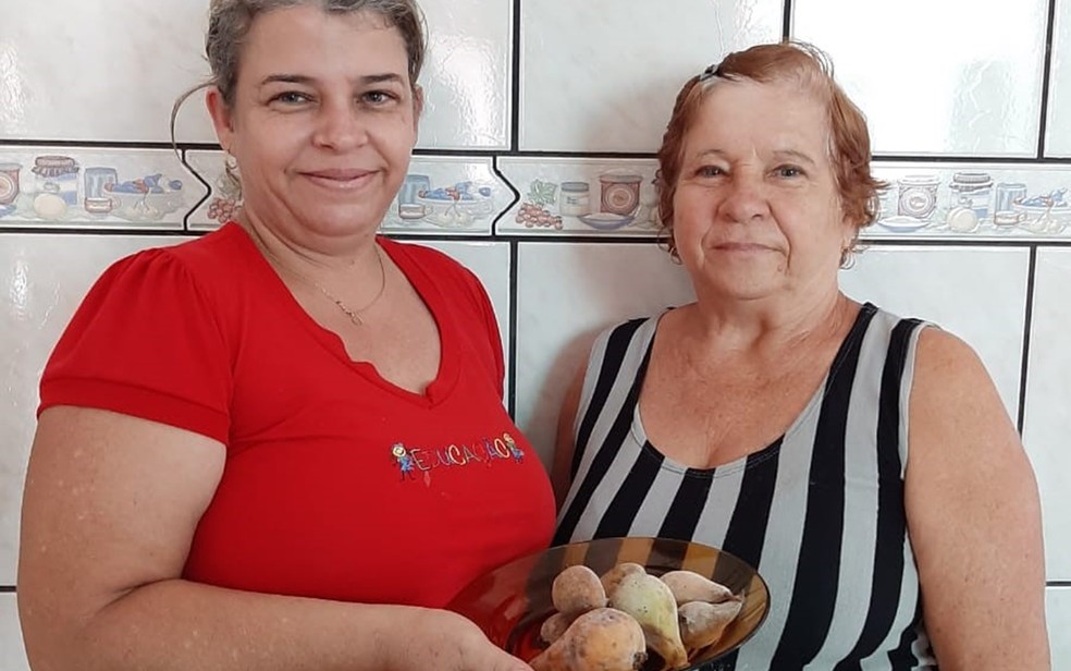 Adriana e sua mãe cultivam 'pêrinha' em seu sítio em São Sebastião do Paraíso (MG) — Foto: Arquivo Pessoal