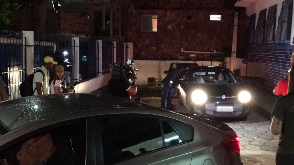 Reféns deixaram o centro de saúde após os suspeitos se entregarem à polícia na Bahia — Foto: Alan Oliveira/ G1