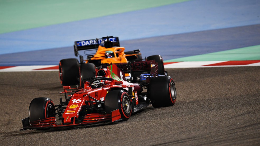 Charles Leclerc, da Ferrari, e Daniel Ricciardo, da McLaren, disputam posição no GP do Bahrein da F1 2021 — Foto: Clive Mason - Formula 1/Formula 1 via Getty Images