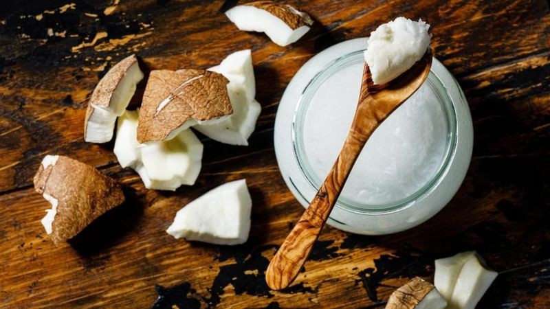 O azeite de coco tem mais gorduras saturadas do que a manteiga (Foto: EPA via BBC News)